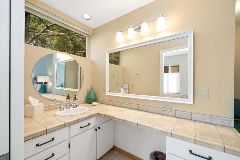 Master bedroom bath with Jacuzzi tub