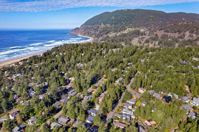 Owl&#39;s Nest is just 4 short blocks to the beach and 1 1/4 block to town.