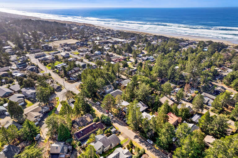 Owl&#39;s Nest is just 4 short blocks to the beach and 1 1/4 block to town