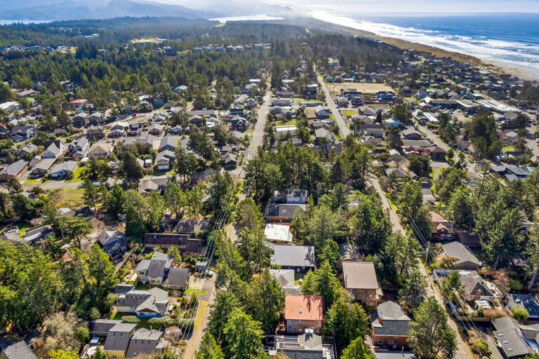 Owl&#39;s Nest is just 4 short blocks to the beach and 1 1/4 block to town