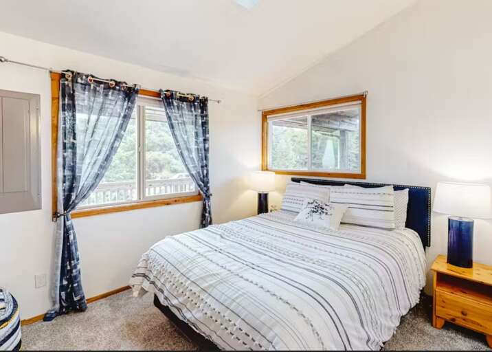 2nd Upstairs Queen bedroom. 