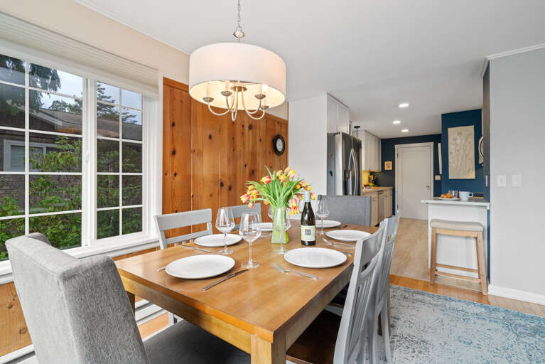 Dining table for 6 plus breakfast bar for 1 Dining table for 6 plus breakfast bar for 1