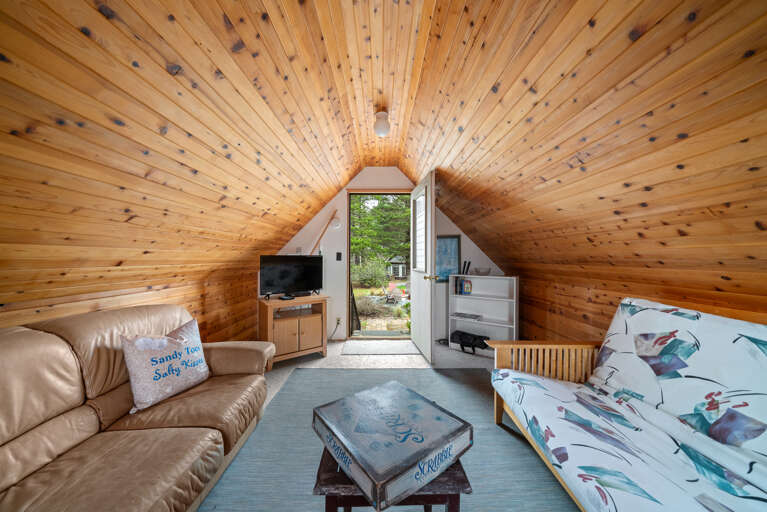 Den/Office space above the garage. Perfect for privacy to work or space for the kids to hang out and play.  Den/Office space above the garage. Perfect for privacy to work or space for the kids to hang out and play.