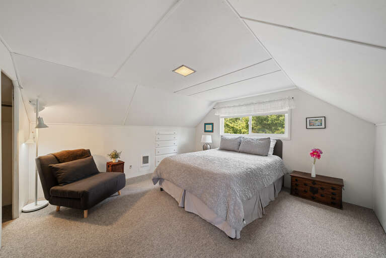 Upstairs Queen Bedroom Upstairs Queen Bedroom
