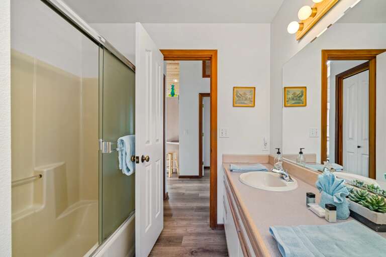 Upstairs bath with shower/tub combo