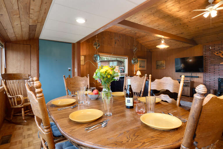 Dining room with seating for 6, ocean view and breakfast bar