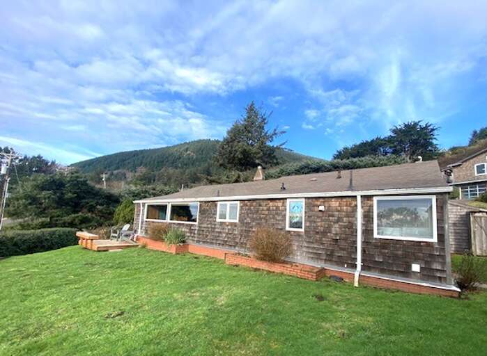 Oceanviews from the living/dining and kitchen. Across the street from the beach access path. 