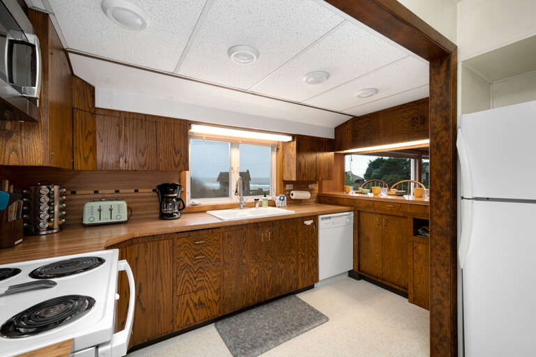 Fully equipped Kitchen with Oceanview, Breakfast bar. 