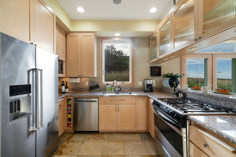 Fully equipped kitchen, well stocked for the chef in the family. With breakfast bar for 3 and ocean views. 