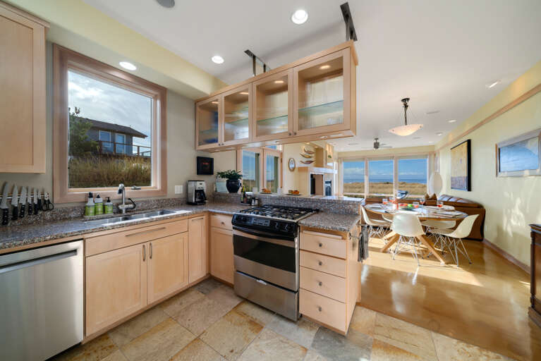 Fully equipped kitchen, well stocked for the chef in the family. With breakfast bar for 3 and ocean views. 