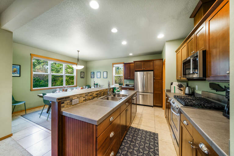 Fully equipped kitchen with breakfast bar
