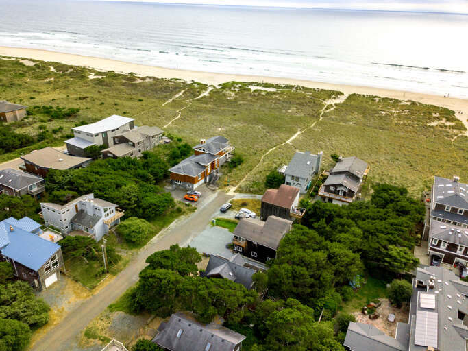 Only 1/4 block to the beach access and 1 block to Nehalem Bay State Park