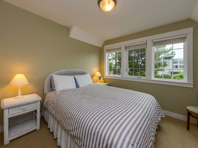 Upstairs Bedroom with queen bed
