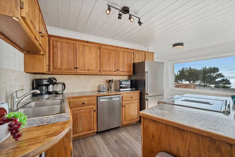 Well stocked kitchen with amamzing ocean views with bar seating. 
