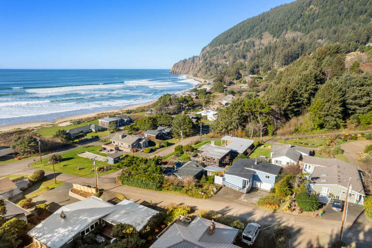 2 easy blocks to the beach access 