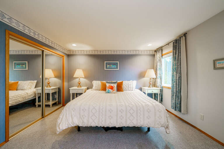 Main floor bedroom with Craftmatic adjustable King bed and twin daybed Main floor bedroom with Craftmatic adjustable King bed and twin daybed
