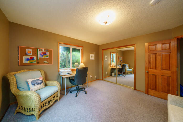 Office/bedroom with Queen sofa sleeper, desk space