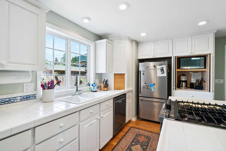 Fully equipped kitchen, and dining area. Door out to the back yard area. 