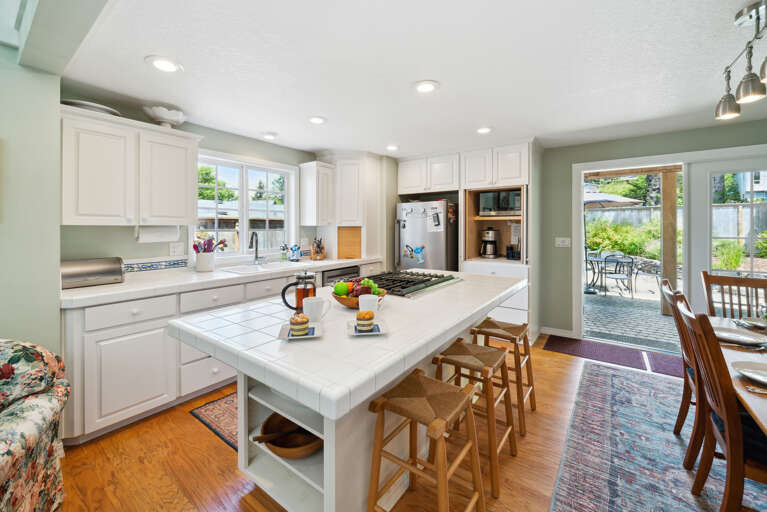 Fully equipped kitchen, and dining area. Door out to the back yard area. 