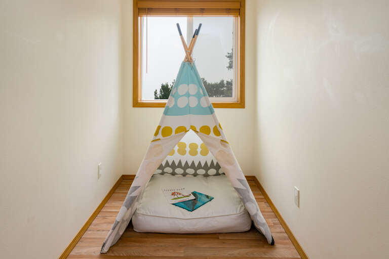 Bunk room with Double/Twin Bunk and queen hideabed, Ocean view, children&#39;s cubby playroom, Roku TV/DVD player. Games and books.