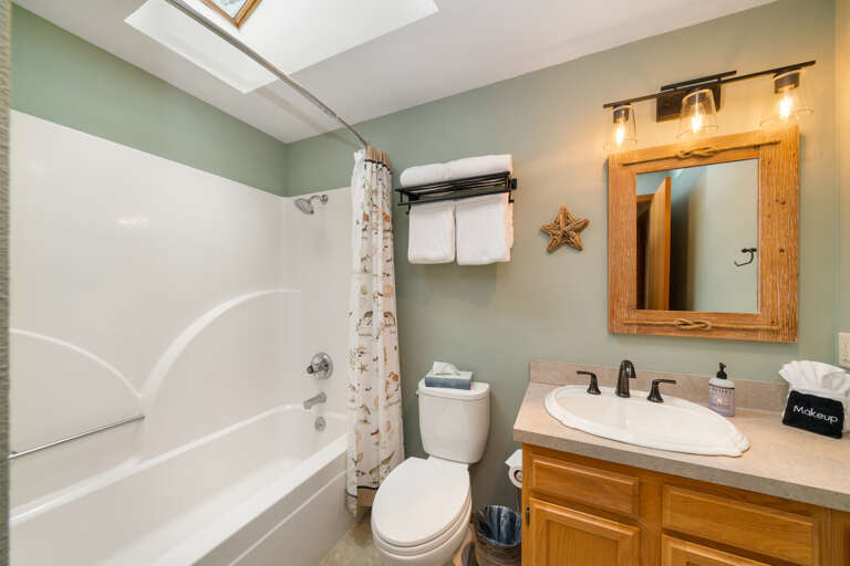 Upstairs full bath with tub/shower combination