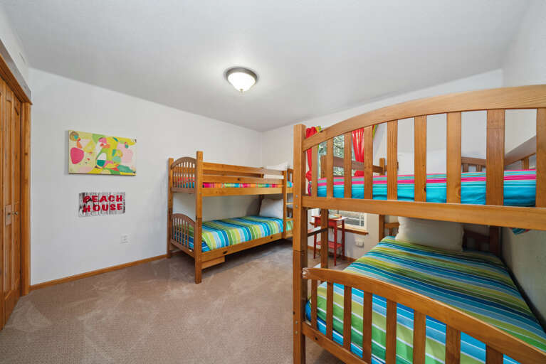 Middle level bunk room with 2 sets of bunks
