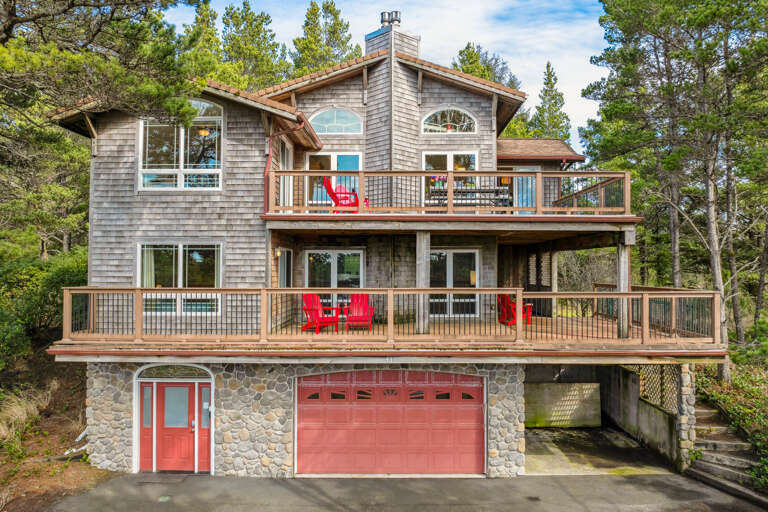 3 story, with hot tub, ping pong, 2 decks, dog friendly in the golf course community.
