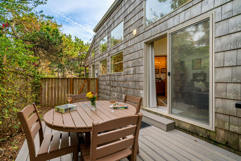 Fenced yard with side deck, gas BBQ (seasonal only) with outside dining table.