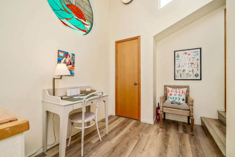 Desk work space in upstairs area Desk work space in upstairs area