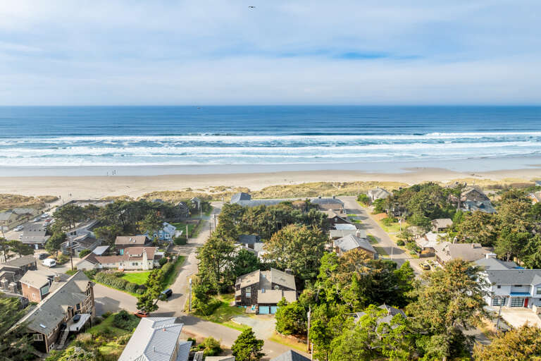 1 block to the beach and town 1 block to the beach and town