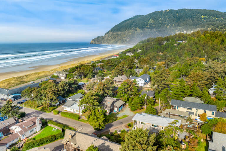 1 block to the beach and town 1 block to the beach and town