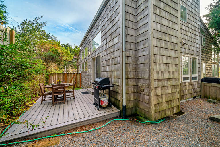 Fenced yard with side deck, gas BBQ (seasonal only) with outside dining table. Fenced yard with side deck, gas BBQ (seasonal only) with outside dining table.