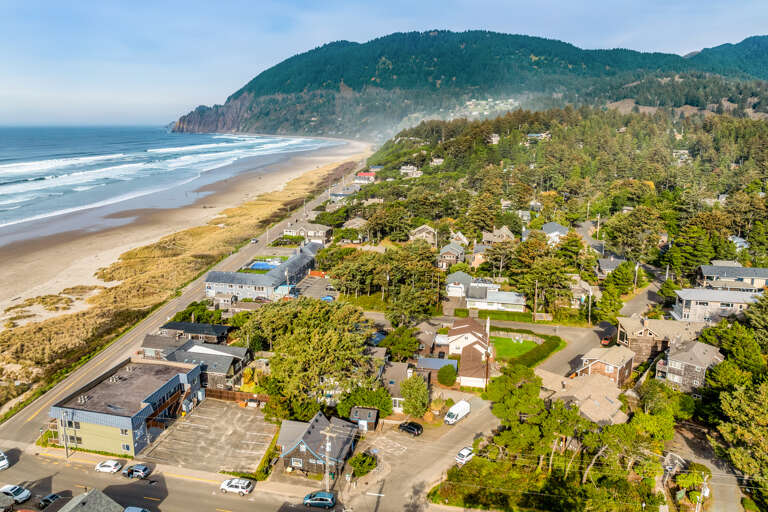 1 block to the beach and town 1 block to the beach and town