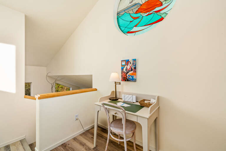 Desk work space in upstairs area Desk work space in upstairs area