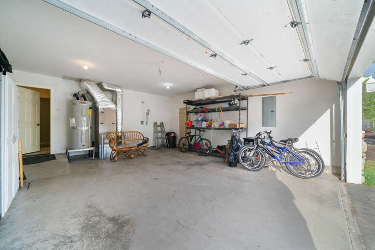 Garage with outdoor shower, bikes, golf clubs (use at your own risk. Bikes not maintained by STS.)