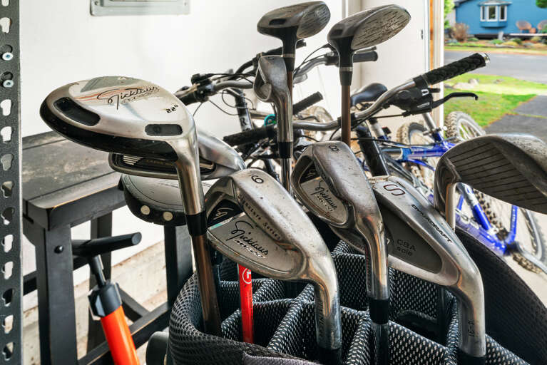 Garage with outdoor shower, bikes, golf clubs (use at your own risk. Bikes not maintained by STS.)