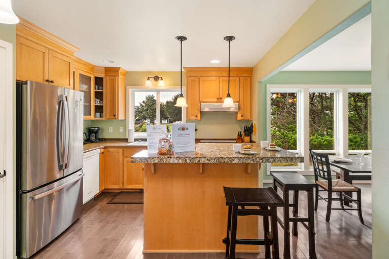 Fully equipped kitchen with breakfast bar
