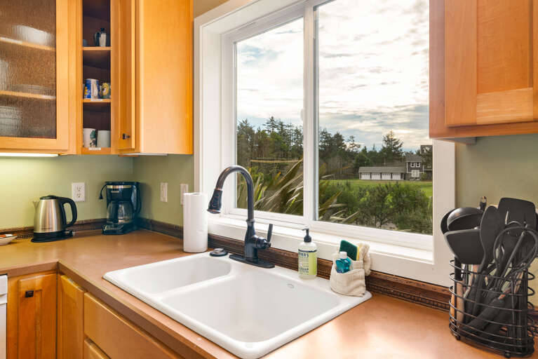 Fully equipped kitchen with breakfast bar