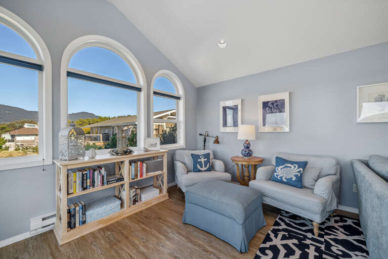 Living room with smart TV, Gas fireplace, ocean view, reading nook 