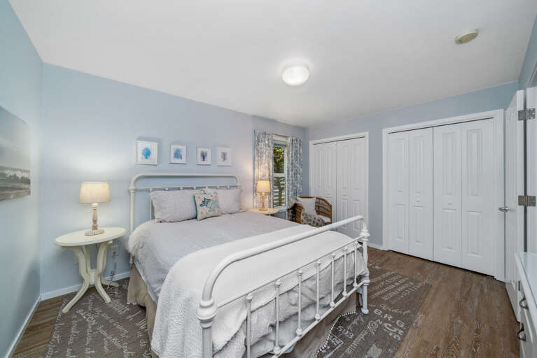 Downstairs queen bedroom