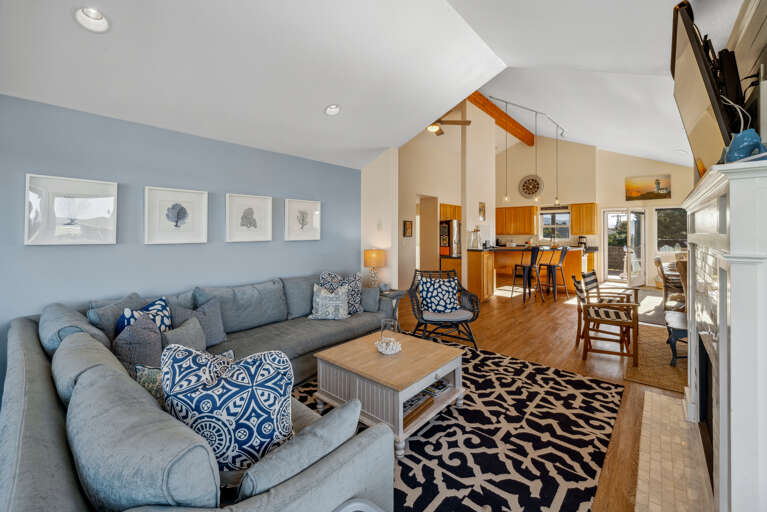Living room with smart TV, Gas fireplace, ocean view, reading nook 
