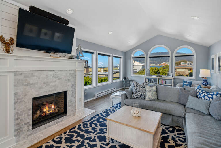 Living room with smart TV, Gas fireplace, ocean view, reading nook 
