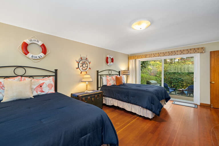 Master bedroom on upper floor with 2 queen beds Master bedroom on upper floor with 2 queen beds