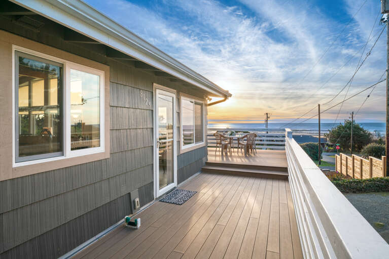 Large ocean facing deck  Large ocean facing deck