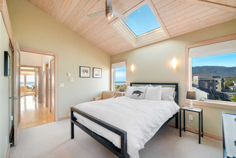Upstairs Queen bedroom with mountain view, with Dish and Streaming TV.  Upstairs Queen bedroom with mountain view, with Dish and Streaming TV.