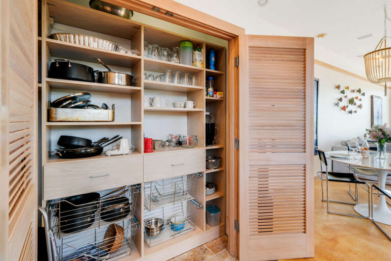 Ocean view fully equipped kitchen with breakfast bar, gas range, dishwasher, full fridge and microwave.  Ocean view fully equipped kitchen with breakfast bar, gas range, dishwasher, full fridge and microwave.