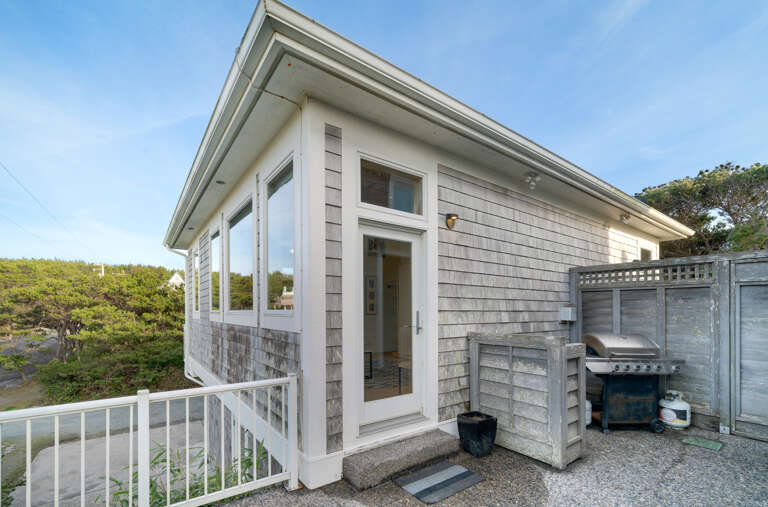 Detached studio cabana with Queen bed, gas fireplace, full bath with steam shower, Direct TV with streaming, and breakfast bar.  Detached studio cabana with Queen bed, gas fireplace, full bath with steam shower, Direct TV with streaming, and breakfast bar.