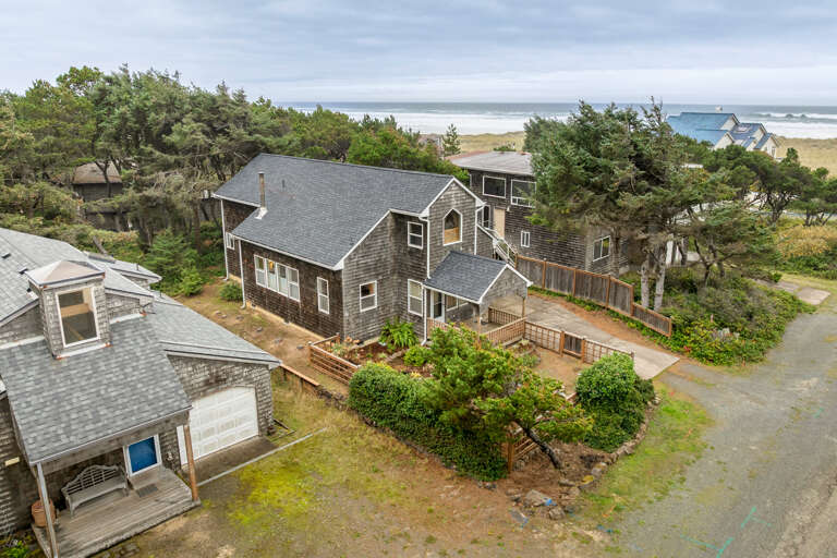 3rd house from the beach acess