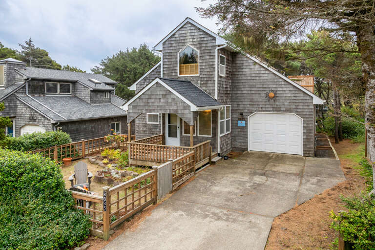 Street view of the home and front yard