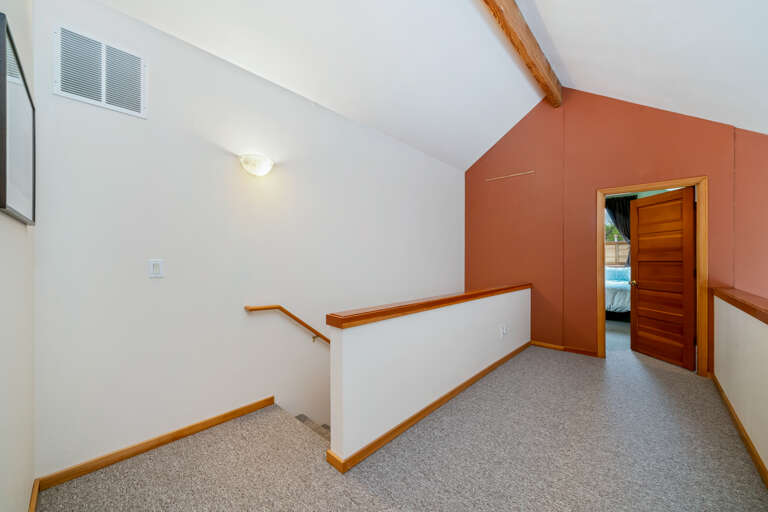 hallway landing between the upstairs bedrooms 